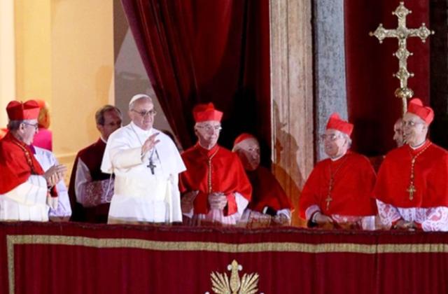 Angelus domenicale del Papa: "Avvento tempo di speranza. Più sobrietà e attenzione ai vicini"